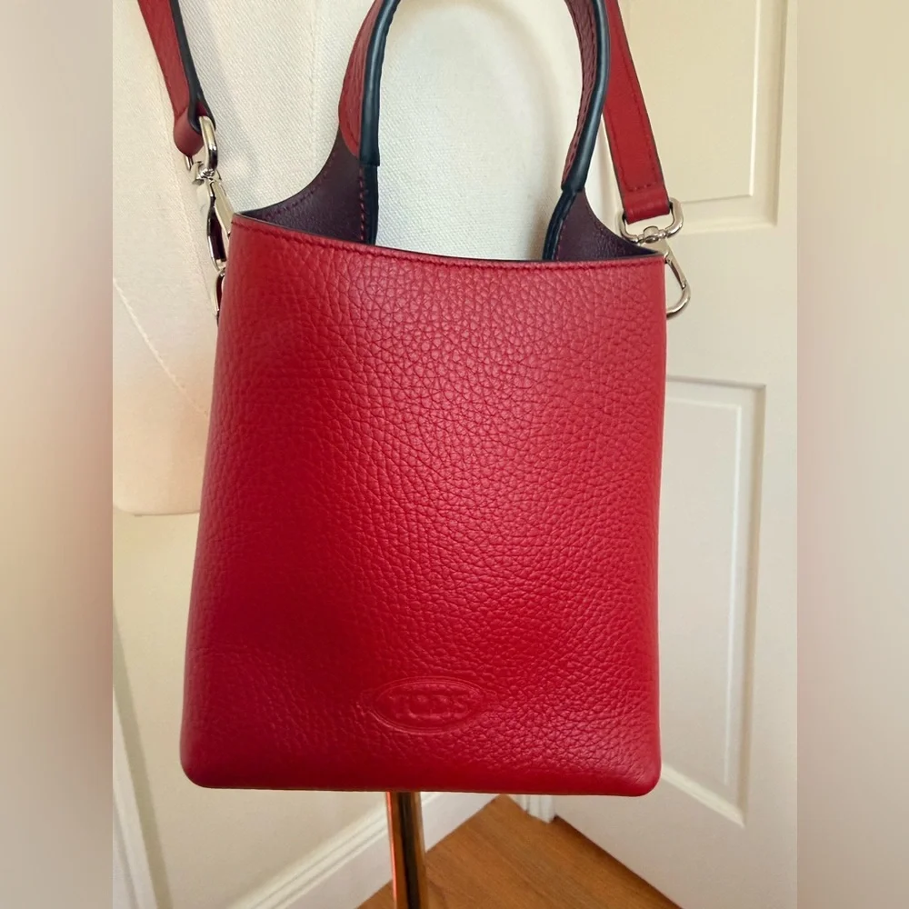 Tod's Red Pebbled Leather Crossbody Bucket Phone Bag - Picture 2 of 8